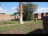 06505 ostia - regio iv - insula v - schola del traiano (iv,v,15) and domus (iv,v,16) - blick ins peristylium ri suedosten.jpg